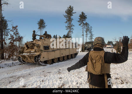 Une compagnie maritime avec F, 4e Bataillon, 4e Division de marines, masse guide une M88 à un véhicule de ravitaillement en carburant pendant l'exercice de l'hiver 2018, près du camp de l'Arctique, Michigan, le 10 février 2018. Congé d'hiver 18 permet aux Marines de Fox Co. pour développer des tactiques d'infanterie mécanisée de l'essentiel et de capacités offensives et défensives dans un environnement froid austère. Banque D'Images