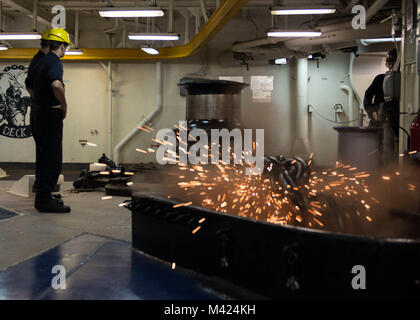 180210-N-AH771-0021 OCÉAN ATLANTIQUE (fév. 10, 2018) Le port d'ancrage de l'assaut amphibie USS Iwo Jima (DG 7) des étincelles comme il est libéré lors d'une évolution d'ancrage. L'Iwo Jima Groupe amphibie (ARG) est déployée à l'appui d'opérations de sécurité maritime et les efforts de coopération en matière de sécurité dans le théâtre en Europe et au Moyen-Orient. L'Iwo Jima ARG embarque la 26e unité expéditionnaire de Marines Iwo Jima et comprend, le transport amphibie Navire dock USS New York (LPD 21), le dock landing ship USS Oak Hill (LSD 51), l'équipe chirurgicale de la flotte d'hélicoptères de combat, 8 Mer Escadron 28, Tactique Banque D'Images