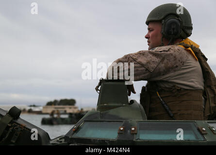 180210-N-IP671-130 Norfolk, Va., (fév. 10, 2018) -- Le s.. Daniel Porter relève d'un exercice d'entraînement de la partie supérieure d'un véhicule d'assaut amphibie à l'expéditionnaire conjointe Base Little Creek. Cet exercice a lieu tous les six mois pour que les Marines prêts pour des scénarios de reprise de l'eau. La 4e Division de marines fournit le personnel de soutien au combat afin d'augmenter le service actif en temps de guerre ou de composants ou pendant une urgence nationale. (U.S. Photo par marine Spécialiste de la communication de masse 1ère classe Jennifer Wilson/libérés) Banque D'Images