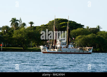 180210-N-468-0033 sur Pearl Harbor, Hawaii (10 févr. 10, 2018) La double coque traditionnels polynésiens voyageant en canot, Hōkūle'a, rend rend hommage comme il passe par l'USS Nevada au Memorial Hospital au cours de son premier point de visite aux eaux de Pearl Harbor, le 10 février. L'équipage a été accueilli au Rainbow Bay Marina par le Puʻuloa communauté et marine, qui sont l'occasion de sa visite en canot. L'engagement d'une semaine à suivre comprendra des visites scolaires, des visites de vérification à quai et un équipage parler histoire événement. Dans le cadre de la Mahalo, Hawaiʻi Sail, l'objet de la visite d'Hōkūleʻa est d'amener le canot au plus Banque D'Images