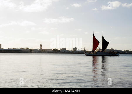 180210-N-468-0171 sur Pearl Harbor, Hawaii (10 févr. 10, 2018) La double coque traditionnels polynésiens voyageant en canot, Hōkūle'a, navigue sur les eaux de Pearl Harbor durant sa première visite du port, le 10 février. L'équipage a été accueilli au Rainbow Bay Marina par le Puʻuloa communauté et marine, qui sont l'occasion de sa visite en canot. L'engagement d'une semaine à suivre comprendra des visites scolaires, des visites de vérification à quai et un équipage parler histoire événement. Dans le cadre de la Mahalo, Hawaiʻi Sail, l'objet de la visite d'Hōkūleʻa est d'amener le canoë pour plus d'Hawaiʻi's children, honneur Pearl Harbor, l'ancienne c Banque D'Images