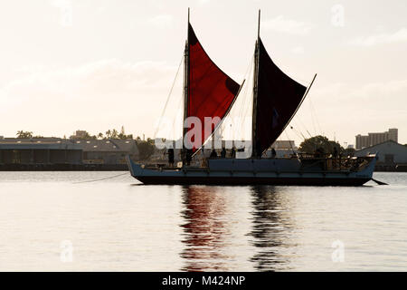 180210-N-468-0178 sur Pearl Harbor, Hawaii (10 févr. 10, 2018) La double coque traditionnels polynésiens voyageant en canot, Hōkūle'a, navigue sur les eaux de Pearl Harbor durant sa première visite du port, le 10 février. L'équipage a été accueilli au Rainbow Bay Marina par le Puʻuloa communauté et marine, qui sont l'occasion de sa visite en canot. L'engagement d'une semaine à suivre comprendra des visites scolaires, des visites de vérification à quai et un équipage parler histoire événement. Dans le cadre de la Mahalo, Hawaiʻi Sail, l'objet de la visite d'Hōkūleʻa est d'amener le canoë pour plus d'Hawaiʻi's children, honneur Pearl Harbor, l'ancienne Banque D'Images