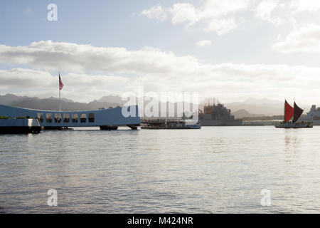 180210-N-468-0250 sur Pearl Harbor, Hawaii (10 févr. 10, 2018) La double coque traditionnels polynésiens voyageant en canot, Hōkūle'a, rend rend hommage comme il passe par le USS Arizona Memorial lors de sa toute première visite aux eaux de Pearl Harbor, le 10 février. L'équipage a été accueilli au Rainbow Bay Marina par le Puʻuloa communauté et marine, qui sont l'occasion de sa visite en canot. L'engagement d'une semaine à suivre comprendra des visites scolaires, des visites de vérification à quai et un équipage parler histoire événement. Dans le cadre de la Mahalo, Hawaiʻi Sail, l'objet de la visite d'Hōkūleʻa est d'amener le canoë pour plus d'Hawaiʻi's chil Banque D'Images