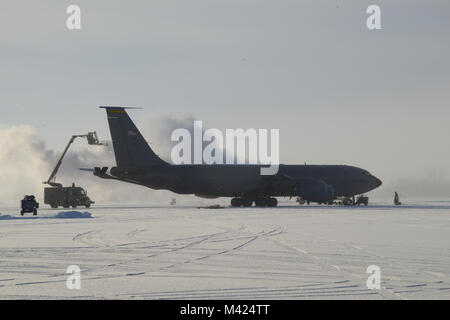 Un énorme nuage blanc est relevé alors que les chefs d'équipage de la Garde nationale aérienne de l'Iowa dégager la neige d'un KC-135 de l'US Air Force le 10 février 2018. Les équipes au sol s'emploient à préparer l'avion pour vol à la 185e Escadre de ravitaillement en vol, à Sioux City, en Iowa. Photo de la Garde nationale américaine par : Master Sgt. Vincent De Groot Banque D'Images