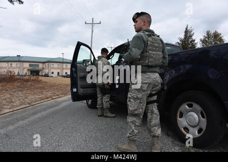 Les membres affectés à la 102e Escadron des Forces de sécurité participer à un tireur actif exercice le 10 février 2018 à Otis Air National Guard Base, Mass.) l'exercice a été conçu pour simuler la nature chaotique d'une personne qui entre dans un établissement mécontents sur la base et d'ouvrir le feu. Aviateurs de la 102e ESF a répondu rapidement à l'incident et ont travaillé ensemble dans les salles et isoler où le tireur était. La 102e Escadre de renseignement de l'équipe de l'Inspecteur général a souligné que le fait de savoir comment réagir face à des situations comme les tireurs actifs est crucial pour tous les membres de la base. Banque D'Images