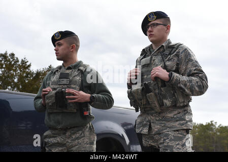 Les membres affectés à la 102e Escadron des Forces de sécurité participer à un tireur actif exercice le 10 février 2018 à Otis Air National Guard Base, Mass.) l'exercice a été conçu pour simuler la nature chaotique d'une personne qui entre dans un établissement mécontents sur la base et d'ouvrir le feu. Aviateurs de la 102e ESF a répondu rapidement à l'incident et ont travaillé ensemble dans les salles et isoler où le tireur était. La 102e Escadre de renseignement de l'équipe de l'Inspecteur général a souligné que le fait de savoir comment réagir face à des situations comme les tireurs actifs est crucial pour tous les membres de la base. Banque D'Images