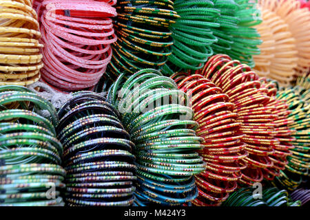 Bracelets de verre traditionnelle pour les femmes Banque D'Images