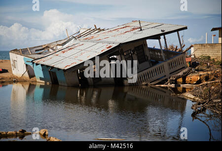 MAYAGÜEZ, Porto Rico, le 19 janvier 2018 - Accueil a été gravement endommagé lors de la Río Grande de Añasco et l'onde de tempête causée par l'Ouragan María, inondé El Maní en Mayagüez. De nouvelles zones inondables ont été identifiés à Porto Rico, et l'information a été utilisée pour générer des cartes, des conseils pour mieux comprendre les risques d'inondation. Il servira d'outil à National Flood Insurance Program (NFIP) Communautés pour fournir aux survivants d'avoir accès à une gamme de produits risque d'inondation afin de prévenir les dommages dus aux inondations. La FEMA/Yuisa Ríos Banque D'Images