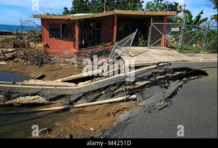 MAYAGÜEZ, Porto Rico, le 19 janvier 2018 - Cette maison a perdu pied et a été gravement endommagé en raison de l'érosion côtière et de tempête a causé par l'Ouragan Maria. De nouvelles zones inondables ont été identifiés à Porto Rico, et l'information a été utilisée pour générer des cartes, des conseils pour mieux comprendre les risques d'inondation. Il servira d'outil à National Flood Insurance Program (NFIP) Communautés pour fournir aux survivants d'avoir accès à une gamme de produits risque d'inondation afin de prévenir les dommages dus aux inondations. La FEMA/Yuisa Ríos Banque D'Images