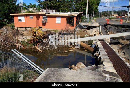 MAYAGÜEZ, Porto Rico, le 19 janvier 2018 - Cette maison a perdu pied et a été gravement endommagé en raison de l'érosion côtière et l'onde de tempête causée par l'Ouragan Maria. De nouvelles zones inondables ont été identifiés à Porto Rico, et l'information a été utilisée pour générer des cartes, des conseils pour mieux comprendre les risques d'inondation. Il servira d'outil à National Flood Insurance Program (NFIP) Communautés pour fournir aux survivants d'avoir accès à une gamme de produits risque d'inondation afin de prévenir les dommages dus aux inondations. La FEMA/Yuisa Ríos Banque D'Images