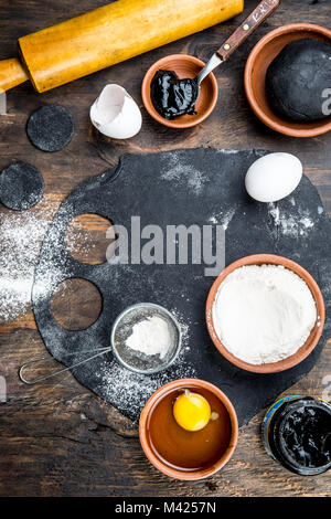 Pâte noire peint avec l'encre de seiche, naturelle et d'ingrédients pâte noire sur la table en bois. Banque D'Images