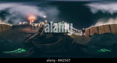 Les Marines américains avec la Force au sud-ouest de préparer un feu de mortier de 120 mm à l'appui de l'opération Maiwand 11 au Camp Shorab, Afghanistan, le 27 janvier, 2018. Les Marines ont tiré plusieurs obus d'éclairage pour éclairer une zone voisine où l'Armée nationale afghane 215e Corps a été conduite d'une opération. (U.S. Marine Corps photo par le Sgt. Conner Robbins) Banque D'Images