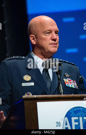 Maxwell AFB, Ala. - Le Général Jay Raymond, Air Force Space Command Commander, parle à l'Air Force et la technologie de l'information Conférence Cyberpower à Montgomery (Alabama), le 28 août 2017. "Rien n'arrive sans cyber. La connectivité qu'est ce que nous donne notre force. Vous êtes l'ADN d'opérations multi-domaine. Rien ne se passe, sauf si vous pouvez vous connecter en cette ère de l'information, a déclaré M. Raymond. (U.S. Air Force photo de Melanie Cox/libérés) Banque D'Images