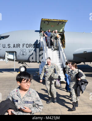 JROTC et Birmingham Birmingham Civil Air Patrol membres débarquer un KC-135R après un vol sur une mission de ravitaillement avec la 117e Escadre de ravitaillement en vol à Sumpter Smith Air National Guard Base, Birmingham (Alabama), le 24 janvier 2018. (U. S. Air National Guard Photo par : Le s.. Jim Bentley) Banque D'Images