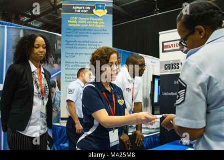 Maxwell AFB, Ala. - Collège communautaire du personnel de la Force aérienne de discuter avec les participants des programmes de l'Armée de l'air et de la technologie de l'information Conférence Cyberpower du Renaissance Hotel and Convention Centre, au centre-ville de Montgomery (Alabama), le 28 août 2017 (photo par Melanie Rodgers Cox/libérés) Banque D'Images