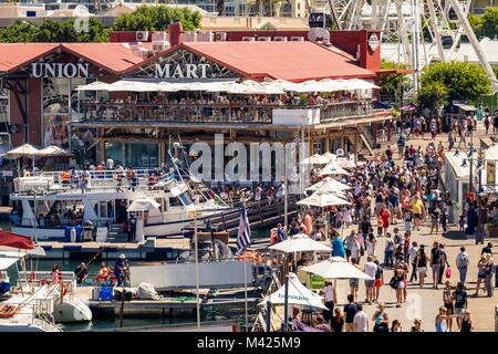 V&A Waterfront, Cape et Union européenne Mart à ville de Cape Town, Afrique du Sud occupé avec les gens shopping en été Banque D'Images