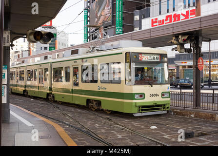 Le tramway dans la rue à Hiroshima, Japon Banque D'Images