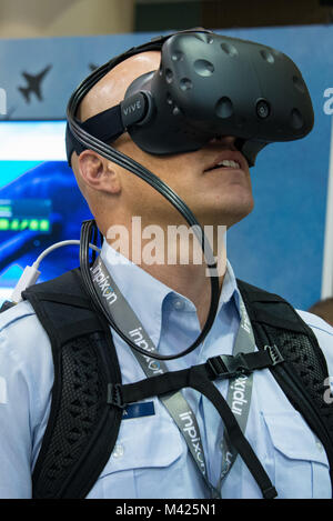 Maxwell AFB, Ala. - Master Sergeant de l'Armée de l'air à l'essai une réalité virtuelle la pièce à l'Air Force et la technologie de l'information Conférence Cyberpower foire de fournisseurs du Renaissance Hotel and Convention Centre, au centre-ville de Montgomery (Alabama), le 28 août 2017 (photo par Melanie Rodgers Cox/libérés) Banque D'Images