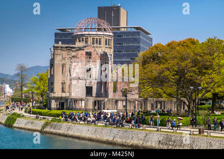 Dôme de la bombe atomique (Genbaku Domu), l'ancienne préfecture de Hiroshima la promotion industrielle située sur le parc de la paix, Hiroshima, Japon Banque D'Images