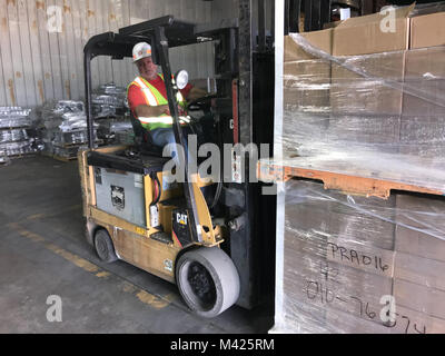 Palo Seco, Puerto Rico - Dennis Wiley, opérateur de chariot élévateur avec groupe de travail rétablissement du courant électrique, l'approvisionnement se déplace hors de l'entrepôt de Palo Seco Jan 28. Groupe de travail rétablissement du courant électrique est prévue pour regrouper tous les matériaux de Palo Seco dans l'entrepôt de Ponce. Le US Army Corps de l'ingénieur a reçu 29 390 Polonais et 2 553 kilomètres de fil conducteur à ce jour. Environ 7 308 765 kilomètres de poteaux et de fil conducteur sont prévues pour arriver dans les deux prochaines semaines. Wiley est un bénévole de la ville de Nashville. (Photo de Robert USACE DeDeaux Affaires publiques) Banque D'Images