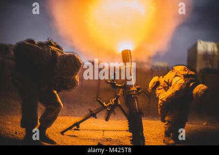 Les Marines américains avec la Force au sud-ouest d'un feu de mortier de 120 mm à l'appui de l'opération Maiwand 11 au Camp Shorab, Afghanistan, le 28 janvier 2018. Les Marines ont tiré plusieurs obus d'éclairage pour éclairer une zone voisine où l'Armée nationale afghane 215e Corps a été conduite d'une opération. (U.S. Marine Corps photo par le Sgt. Conner Robbins) Banque D'Images