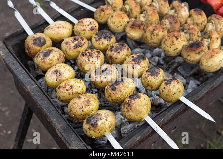 Brochettes végétariennes fabriqués à partir de pommes de terre et les champignons sur le grill en plein air Banque D'Images