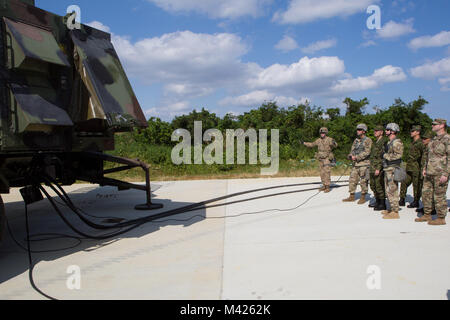 Soldats présentent la rotation d'un radar à un tour de l'artillerie de défense aérienne au cours d'une visite du site Le 30 janvier sur Futenma Marine Corps Air Station, Okinawa, Japon. Le RS est l'une des six pièces d'équipement a expliqué au cours de la visite. Le RS L'espace aérien, la détection, l'identification, la classification, le suivi simultané de cibles, et l'appui de l'engagement de guidage des missiles. (U.S. Marine Corps photo par Lance Cpl. Danielle R. Prentice) Banque D'Images