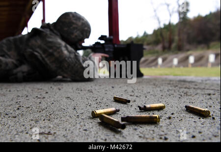 Douilles d'une carabine M-4 étendu sur le sol pendant le 627ème escadron des Forces de sécurité, la formation et l'entretien des armes de combat (CAMC) class at Joint Base Lewis-McChord, dans l'État de Washington, le 31 janvier 2018. L'objet d'aviateurs McChord équipe CATM tiré d'exercice où ils pourraient recevoir l'encadrement des professeurs avant de faire feu pour leur qualification. (U.S. Photo de l'Armée de l'air par la Haute Airman Tryphena Mayhugh) Banque D'Images