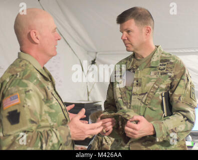 Le général de Todd McCaffrey (à droite), première Division de l'Armée commandant général de l'Est, parle avec la commande Sgt. Le major John Jones, sergent-major de commandement de la Pennsylvania Army National Guard's 28e Division d'infanterie, au cours de la 28e ID's culminant de l'entraînement à Fort Hood, au Texas, le 31 janvier 2018. Environ 500 soldats dans le siège de l'unité de Pennsylvanie se préparent à déployer sur le Moyen-Orient. "(Premier de l'Armée de terre) ont été très utile de nous aider sur notre chemin de déploiement et le processus de validation," a dit Jones. (Photo modifiée à des fins de sécurité.) Banque D'Images