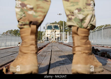 Les soldats de l'armée des États-Unis à partir du 1er peloton affecté à 149e Port Maritime Operations Company, 10e bataillon de transport, 7e brigade expéditionnaire (transport) effectue des Roll On Roll Off de tête de l'exploitation au cours du temps à la formation des leaders Ft. Eustis, Virginie, le 1 février 2018. Banque D'Images