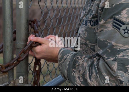 Airman principal Kimberly Pearcy, 2e Escadron d'appui aux opérations de changement de gestion de l'aérodrome de plomb, fixe une porte sur la ligne de vol à la base aérienne de Barksdale, en Louisiane, le 1 février 2018. Entre autres responsabilités, de gestion de l'aide à maintenir la sécurité de la ligne de vol de l'animal et le personnel non autorisé. (U.S. Air Force photo par un membre de la 1re classe Cassandra Johnson) Banque D'Images