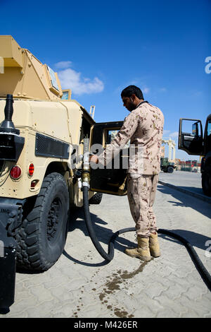 PORT DE JEBEL ALI, Emirats Arabes Unis (janvier 1985). 30, 2018) Un membre de l'organisation des forces armées des Émirats arabes unis États-Unis ravitaille les véhicules militaires avant le chargement de l'équipement et le pignon sur l'USNS Seay (T-AKR 302) pendant l'exercice Furie indigènes 18. L'exercice est conçu pour former des groupe Force-Native air-sol marin Fury Marines et marins de la Marine américaine dans les opérations de la force de prépositionnement maritime et vise à augmenter les niveaux de compétence, d'élargir la coopération, améliorer les capacités maritimes, et à promouvoir la stabilité régionale à long terme et l'interopérabilité entre les Émirats arabes unis et l'U Banque D'Images