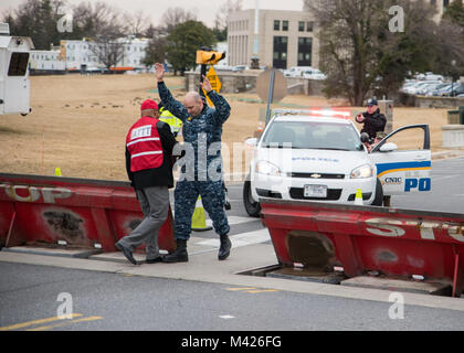 Demandez aux marins une porte à glissière à pied vers l'arrière au cours de l'exercice porte runner dans le cadre de la protection de la Citadelle en 2018 à la base navale américaine de Bethesda à Bethesda, Maryland, le 1 er février 2018. Le scénario de mise en pratique faisait partie d'une série d'exercices mis en place et a joué au cours de la journée pour aider le personnel participant 'entraîner comme nous lutte' en réponse aux menaces de sécurité. Shield-Solid citadelle sont rideau anti-terrorisme annuels des exercices de protection de la force a tenu plus de deux semaines consécutives. Chacun est conçu pour garantir l'état de préparation des forces de sécurité et du personnel pour prévenir et à y réagir sec Banque D'Images