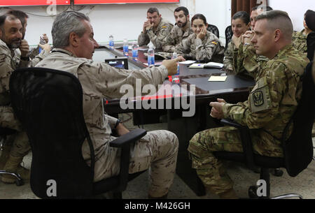 Complexe militaire de Taji, Iraq - 449e de l'armée américaine de l'aviation de combat Chef de brigade Lieutenant-colonel Joseph évêque (à droite) est à l'écoute des préoccupations opérationnelles des soldats affectés à l'armée espagnole au cours de leur première visite de reconnaissance au Camp Taji, l'Iraq, le 1 février 2018. L'armée espagnole s'intégrera à la 449e CAB afin d'augmenter les activités aéronautiques dans le cadre de l'ensemble du groupe Force-Operation résoudre inhérent à la mission de renforcer les capacités des partenaires qui se concentre sur la formation et de l'amélioration de la capacité des forces des combats en partenariat avec ISIS. Les GFIM-OIR est la Coalition mondiale pour vaincre ISIS en Iraq Banque D'Images