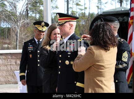 SHAW AIR FORCE BASE, L.C. (fév. 2, 2018) - Lisa Obermire (à gauche) et Cindy Morrissey (droite) place le général de rang sur la veste de Brig. Le général Michael T. Morrissey, l'armée américaine directeur central des opérations, au cours de sa cérémonie de promotion le 2 février. Morrissey fait partie du moins de 1  % de son groupe l'année de mise en service pour atteindre un grade d'officier général. (U.S. Photo de l'armée par le sergent. M. Crawford Christal/libérés) Banque D'Images