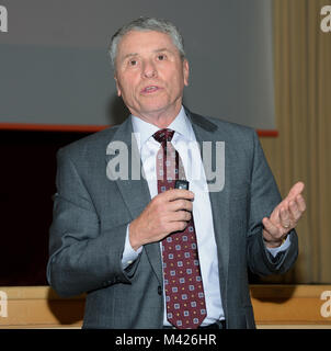 Le brig. Bgén (ret) William T. Bester prononce une allocution à l'infirmière de l'Armée de terre 117e Corps d'anniversaire, le 02 février, 2018, Centre médical régional de Landstuhl, en Allemagne. (U.S. Photo de l'armée par Visual Spécialiste de l'information Elisabeth Paque/libérés) Banque D'Images