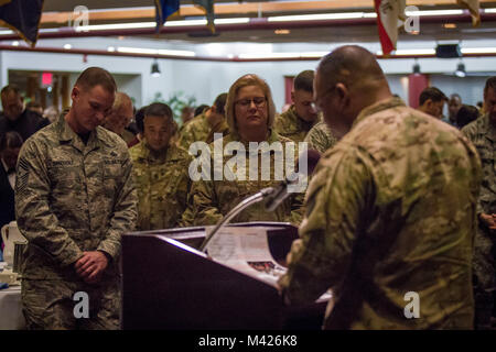 Le colonel de l'armée américaine (Ch.) Yvonne Hudson, j'ai Corps Command, aumônier de la force interarmées et les hauts dirigeants, chefs de l'ARC au cours de la bénédiction finale 2018 Joint Base Lewis-McChord Déjeuner-prière national sur JBLM, Washington, le 2 février. Le petit déjeuner était partie de plusieurs manifestations destinées à accroître la résilience spirituelle entre les membres de Service et souligner la valeur de la vie. (U.S. Photo de l'armée par Pvt. Adeline Witherspoon, 20e Détachement des affaires publiques) Banque D'Images