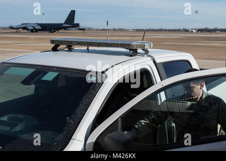 Un membre de la 1re classe David Ali, 2e Escadron d'appui aux opérations de gestion de l'aérodrome, coordinateur de l'opération entre dans un véhicule pour inspecter l'aire de danger sur base aérienne de Barksdale, en Louisiane, le 2 février 2018. Gestion de l'aérodrome doit effectuer des inspections multiples chaque jour pour s'assurer que l'aéronef peut décoller et atterrir en toute sécurité. (U.S. Photo de l'Armée de l'air par la Haute Airman Damon Kasberg) Banque D'Images