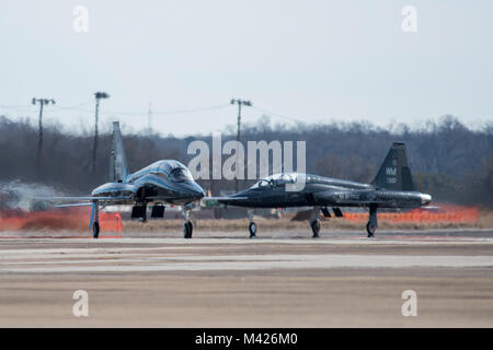 T-38A Serres de Whiteman Air Force Base, Mo., terrains pour le carburant à base aérienne de Barksdale, en Louisiane, le 2 février 2018. Le 2e Escadron de soutien des opérations assure la ligne de vol est sûr pour tous les avions qui transitent par l'installation par l'aérodrome de l'inspection de routine pour les dangers potentiels. (U.S. Photo de l'Armée de l'air par la Haute Airman Damon Kasberg) Banque D'Images