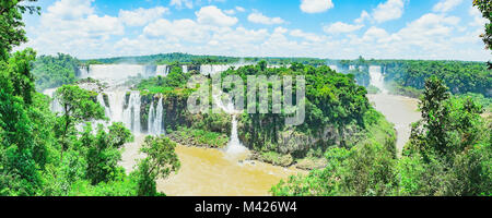 Foz do Iguaçu, Brésil - janvier 07, 2018 : vue panoramique à partir de chutes de Cataratas do Iguaçu. Du côté brésilien des chutes. De nombreuses grandes chutes d Banque D'Images