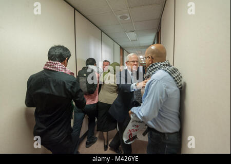 Les manifestants poussés au-delà d'un peu de gens dans le couloir du sixième étage de la NIOC où le secret UK-Iran business réunion avait lieu. Banque D'Images