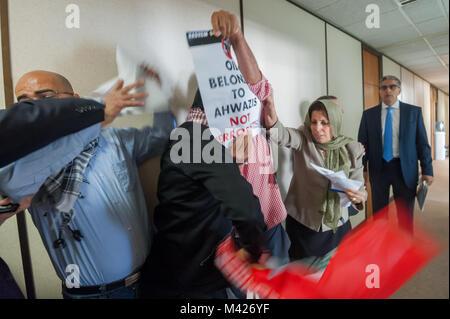 Les manifestants poussés au-delà d'un peu de gens dans le couloir du sixième étage de la NIOC où le secret UK-Iran business réunion avait lieu. Banque D'Images