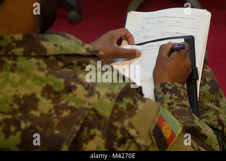 Un soldat du 3e Kandak, 2e Brigade de la Force de frappe mobile prend des notes au cours d'une au cours d'une formation d'instructeur de classe monté des mitrailleuses lourdes et des opérations enseignées par les conseillers au sein de la Force maritime au sud-ouest au Camp Shorabak, l'Afghanistan, le 3 février 2018. La classe couvre les mitrailleuses lourdes, les opérations de la tourelle, contre-mesures électroniques, et les opérations de GPS se terminera par un exercice de tir réel. Tous les soldats ont été choisis par le Major Hassan Zai, commandant du 3e Kandak, Force de frappe mobile 2e Brigade. Après l'obtention du diplôme, les soldats seront tous être certifiés pour former autre soldat Banque D'Images