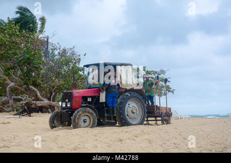 Jibacoa Cuba - 25 janvier 2018 : le tracteur sur les mauvaises herbes de compensation beach resort Banque D'Images