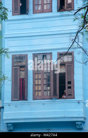 La Havane Cuba - 26 janvier 2018 : Vieille Ville Havanna détail de bâtiment de style espagnol bleu Banque D'Images