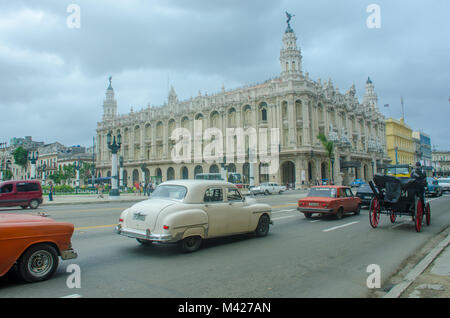 La Havane Cuba - 26 janvier 2018 : Gran Teatro de La Habana- Grand Théâtre de La Havane avec des voitures classiques en premier plan Banque D'Images