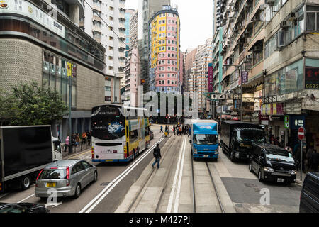 Hong Kong - Le 2 février 2018 : voitures et un trajet en bus dans les rues bondées de la dans le quartier de Wanchai Hong Kong Island Banque D'Images