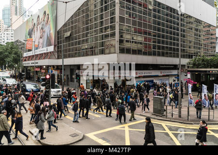 Hong Kong - Le 2 février 2018 : Les gens traversent la rue en face de la station de MRT Wanchai dans l'île de Hong Kong SAR, Chine Banque D'Images