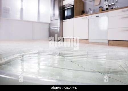 Photo en gros plan de plancher inondé dans la cuisine de fuite d eau Banque D'Images