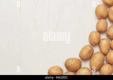 Fond rustique agricole - récolte de pommes de terre sur un tableau blanc en bois. Banque D'Images